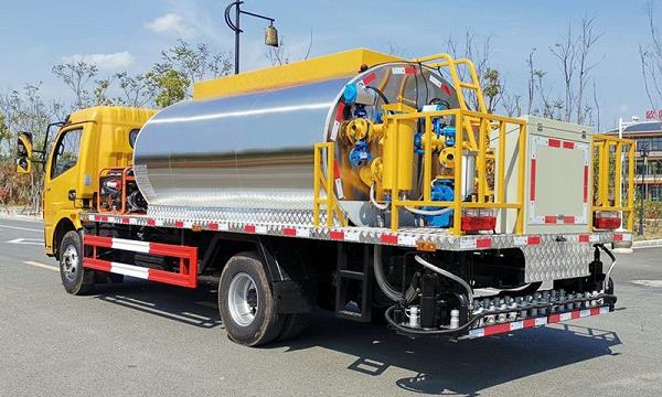 Intelligent Rubber Asphalt Distributor truck_1